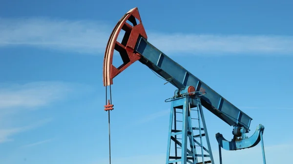 Добыча нефти. нефтяные насосы — стоковое фото