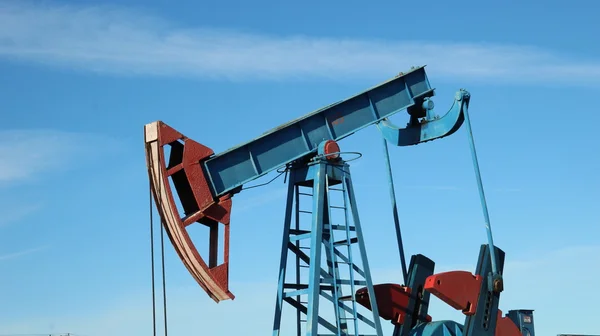 Добыча нефти. нефтяные насосы — стоковое фото