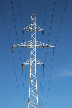 Düğmeleri ve bağlantıyı kesen yüksek gerilimli alt istasyonun bir parçası