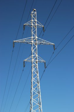 Düğmeleri ve bağlantıyı kesen yüksek gerilimli alt istasyonun bir parçası