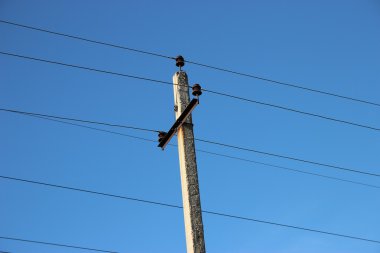 Düğmeleri ve bağlantıyı kesen yüksek gerilimli alt istasyonun bir parçası