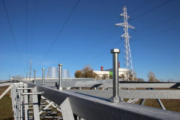 Del av högspänningsstation med brytare och frånskiljare — Stockfoto