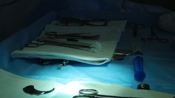 Операция. Хирургический стол — стоковое видео