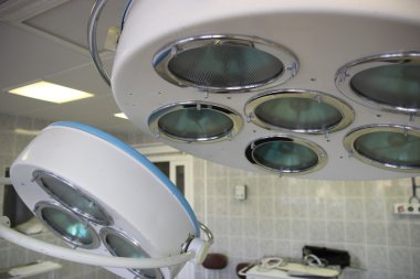 Ameliyat odasında cerrahi lambalar