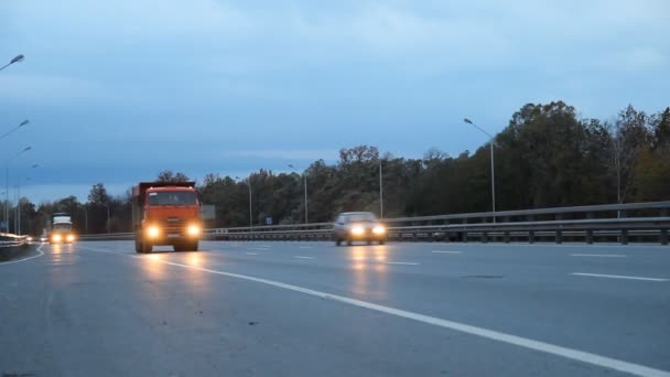 高速道路上の車。トラック輸送、交通、車 — ストック動画