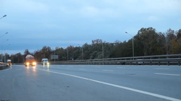 Autos en la autopista. Camiones, tráfico, coches — Vídeos de Stock