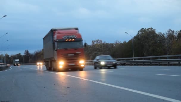 Autos en la autopista. Camiones, tráfico, coches — Vídeos de Stock