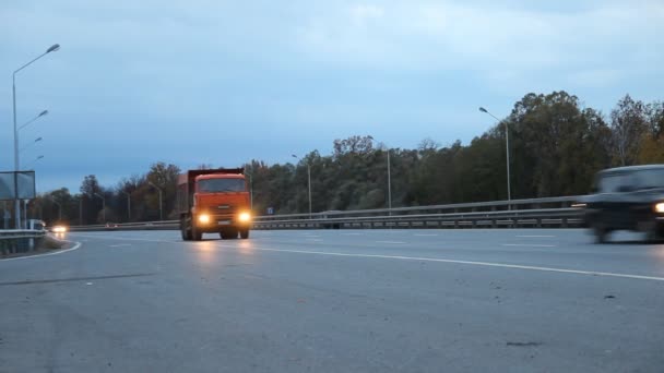 Bilar på motorvägen. lastbilstransporter, trafik, bilar — Stockvideo