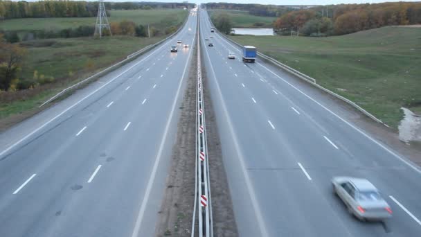 Autos en la autopista. Camiones, tráfico, coches — Vídeo de stock