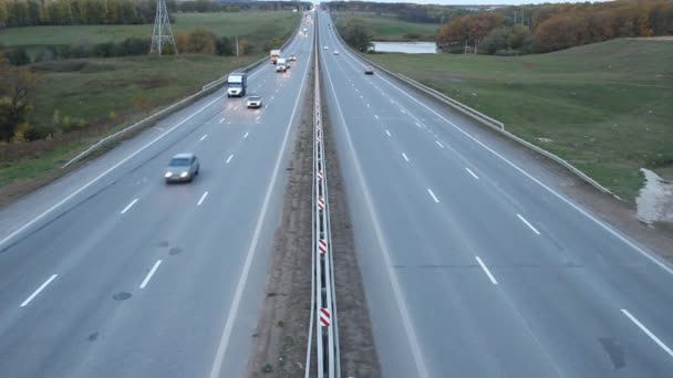 고속도로에서 자동차입니다. 트럭 운송, 교통, 자동차 — 비디오