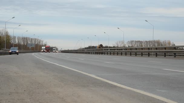 Autos en la autopista. Camiones, tráfico, coches — Vídeos de Stock