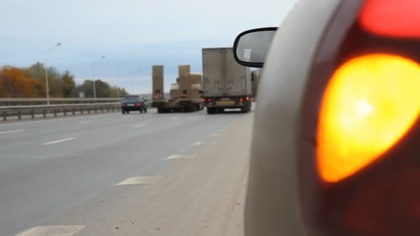 Αυτοκίνητα στην εθνική οδό. φορτηγά, κυκλοφορίας, αυτοκίνητα — Αρχείο Βίντεο