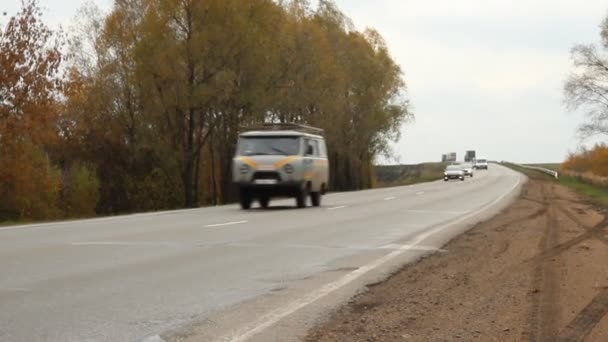 Bilar på motorvägen. lastbilstransporter, trafik, bilar — Stockvideo