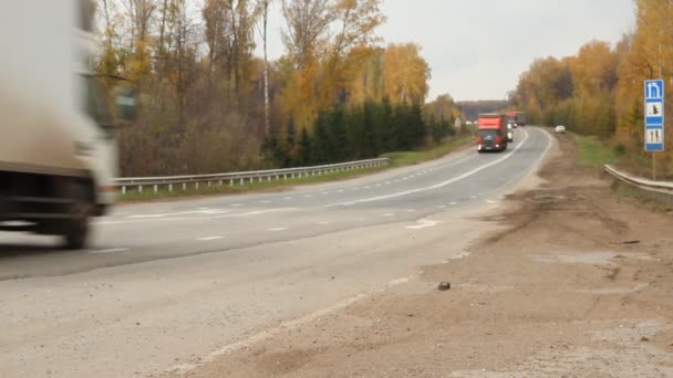 Autos en la autopista. Camiones, tráfico, coches — Vídeos de Stock