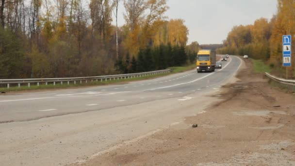 Carros na auto-estrada. Caminhão, trânsito, carros — Vídeo de Stock