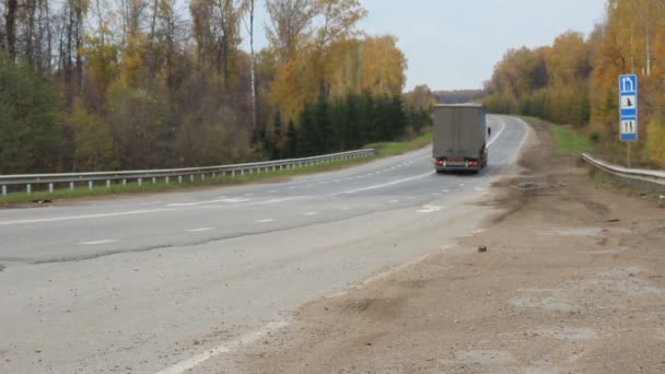 Autos en la autopista. Camiones, tráfico, coches — Vídeo de stock