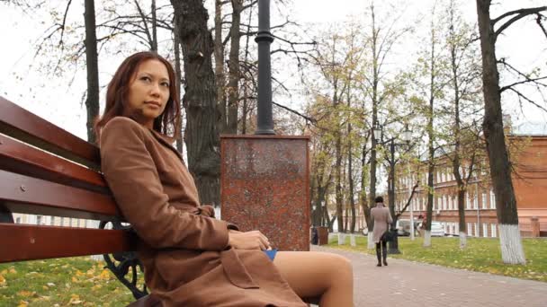 Una chica en el parque. Esperando, reunión, reunión — Vídeo de stock