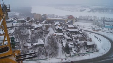 Kış inşaat. Vinç patlama ile.