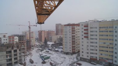 Kış inşaat. Vinç patlama ile.