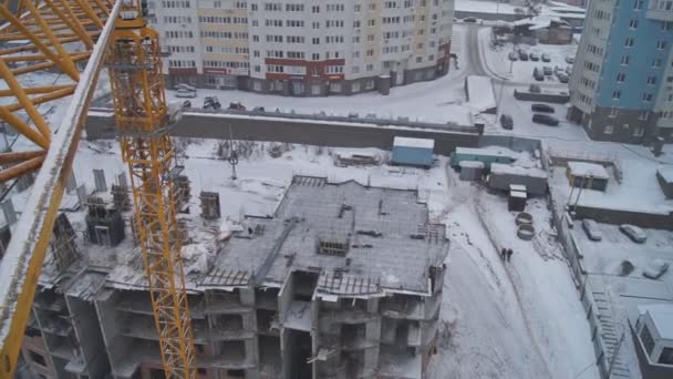 Construction hivernale. Avec le boom d'une grue . — Video