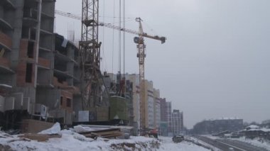 Kış inşaat. Vinç patlama ile.