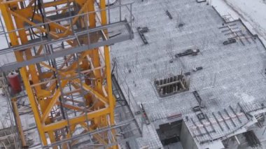 Kış inşaat. Vinç patlama ile.