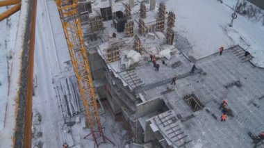 Kış inşaat. Vinç patlama ile.