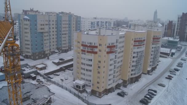 Construction hivernale. Avec le boom d'une grue . — Video