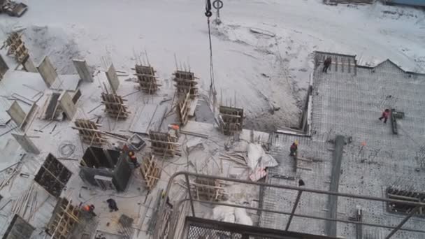 Construction hivernale. Avec le boom d'une grue . — Video