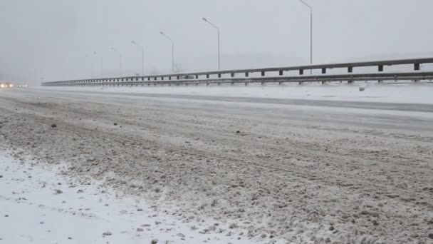 Εθνική οδό χειμώνα. χιόνι — Αρχείο Βίντεο