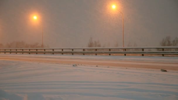 Zima autostrady. śnieg — Wideo stockowe