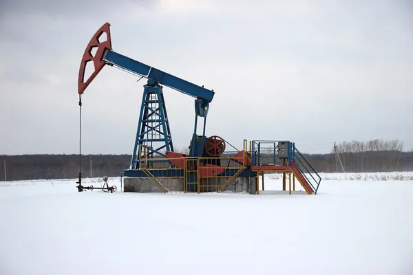 La producción de petróleo en invierno. Bombas de aceite — Foto de Stock