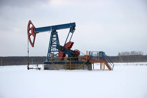 Η παραγωγή πετρελαίου το χειμώνα. Αντλίες πετρελαίου Εικόνα Αρχείου