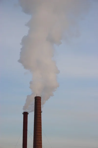 Planta de calefacción. Tubería, humo — Foto de Stock