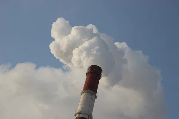 Heating plant. Pipe, smoke — Stock Photo, Image