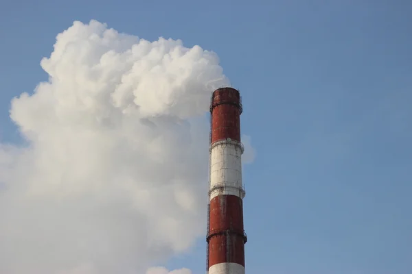 Planta de calefacción. Tubería, humo — Foto de Stock