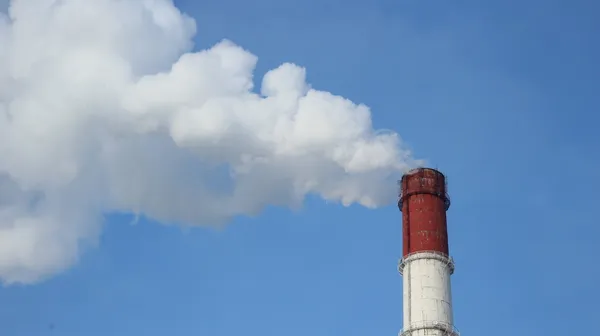 Instalação de aquecimento. Tubo, fumo — Fotografia de Stock