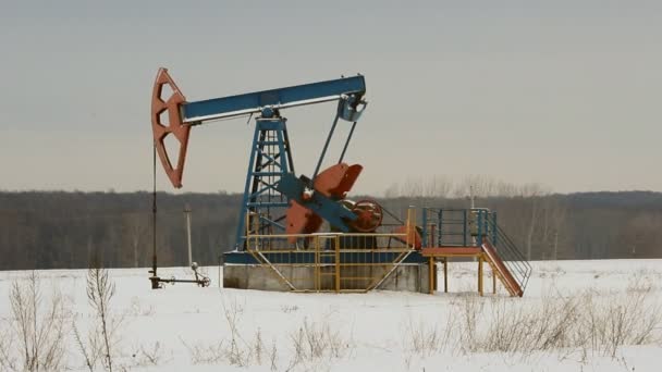 Добыча нефти зимой. Нефтяные насосы — стоковое видео