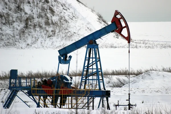 Produkce ropy v zimě. olejová čerpadla — Stock fotografie
