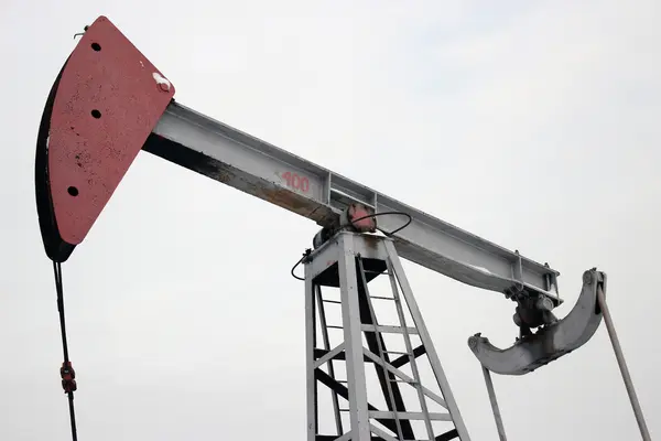 La producción de petróleo en invierno. Bombas de aceite —  Fotos de Stock