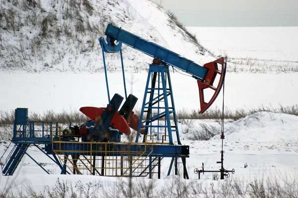 La producción de petróleo en invierno. Bombas de aceite — Foto de Stock