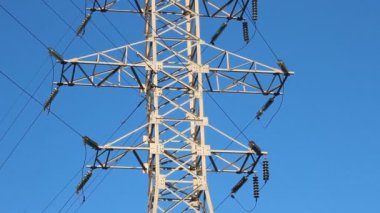 yüksek gerilim kuleleri. Kış