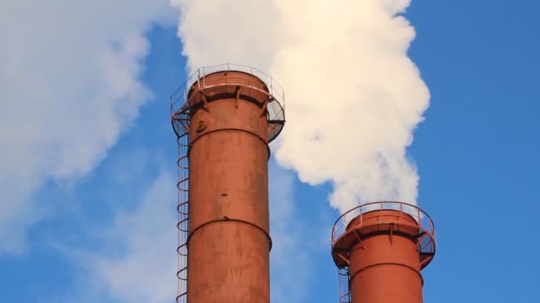 Wärmekraftwerk, Rauch aus dem Schornstein. Erzeugung, Energie — Stockvideo