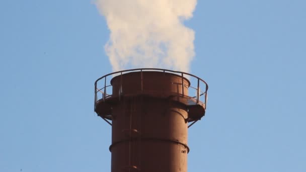 Тепловая электростанция, дым из трубы. Генерация, энергия — стоковое видео