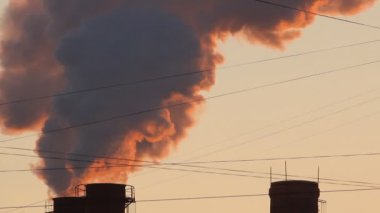 Termik santral, bacadan çıkan duman. Üretim, enerji