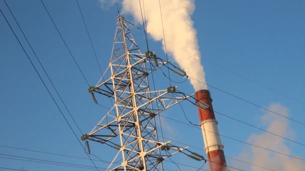 La centrale thermique, la fumée de la cheminée. Production, énergie — Video