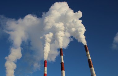 Termik santral, bacadan çıkan duman. Üretim, enerji
