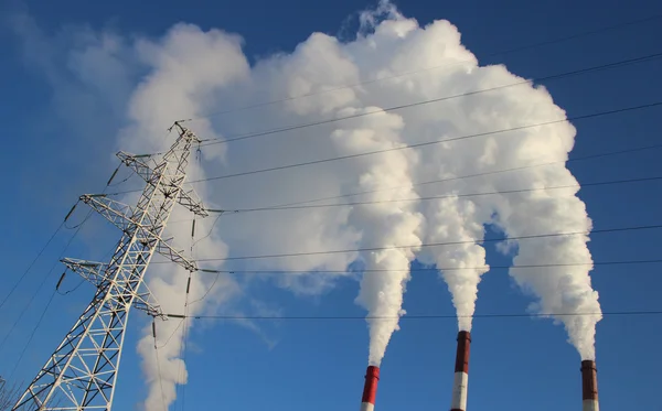 Central térmica, el humo de la chimenea. Generación, energía — Foto de Stock