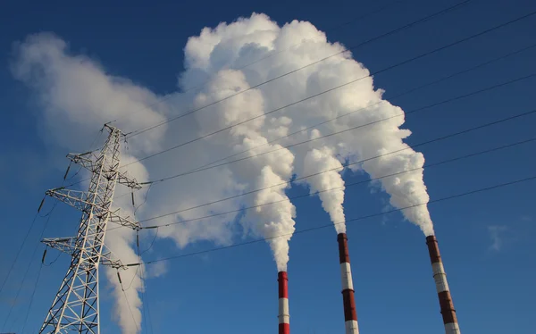 Central térmica, el humo de la chimenea. Generación, energía —  Fotos de Stock