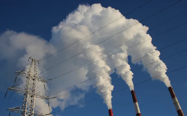 Wärmekraftwerk, Rauch aus dem Schornstein. Erzeugung, Energie — Stockfoto